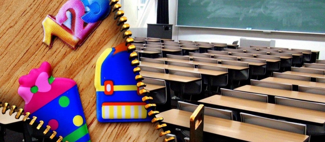 3 klister og klasserom med tomme pulter