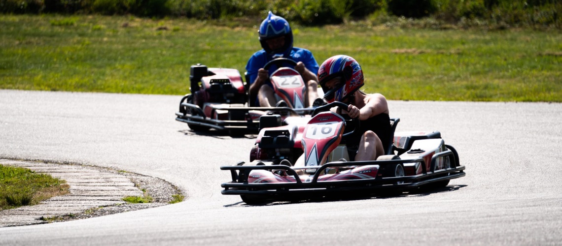bilde av 2 personer som kjører gocart