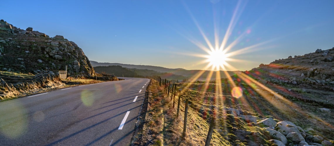 På veg mot sola, blå himmel