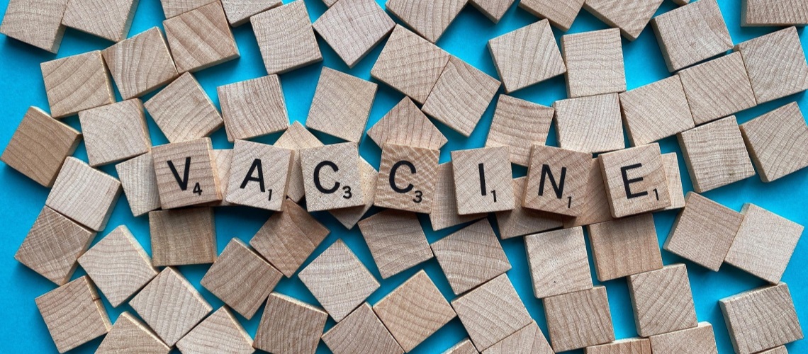 Trefirkanter der det står vaccine