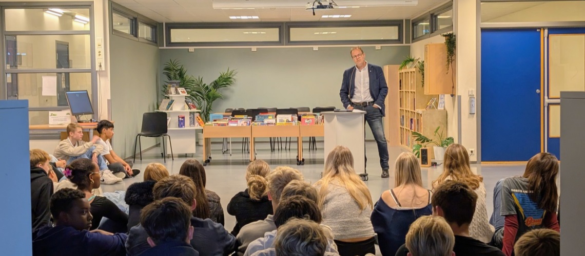 Ordføreren i Klepp taler om demokrati til 10.trinn 25/26.