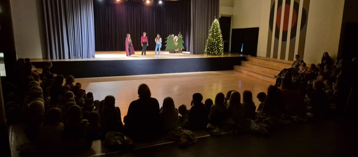 Produksjon for scene 9. trinn, har førestilling for barneskuleelevar.